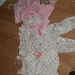 EUC baby girl bunde of 3 items size 6-9 mnth